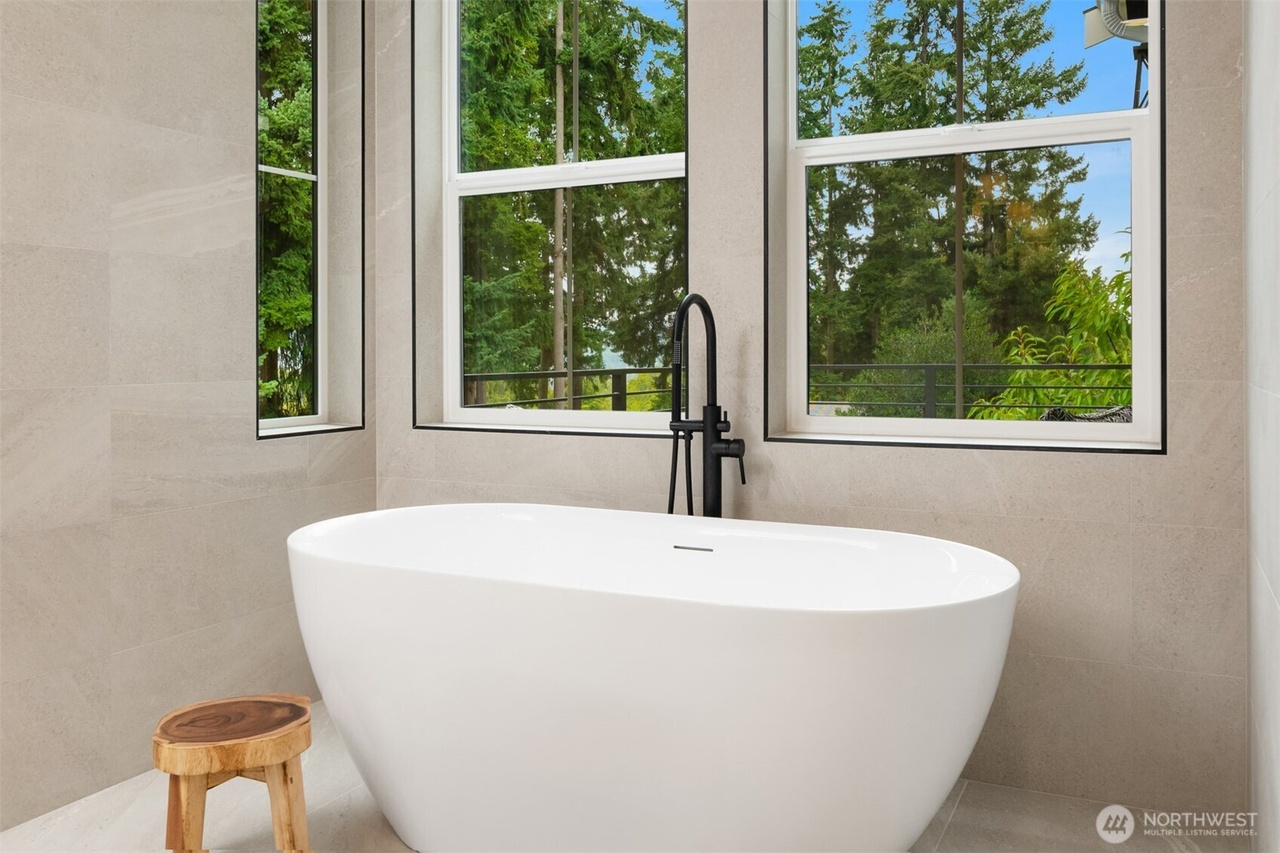 Kirkland, Washington, 98033, United States, 5 Bedrooms Bedrooms, ,4 BathroomsBathrooms,Residential,Forsale,1990717