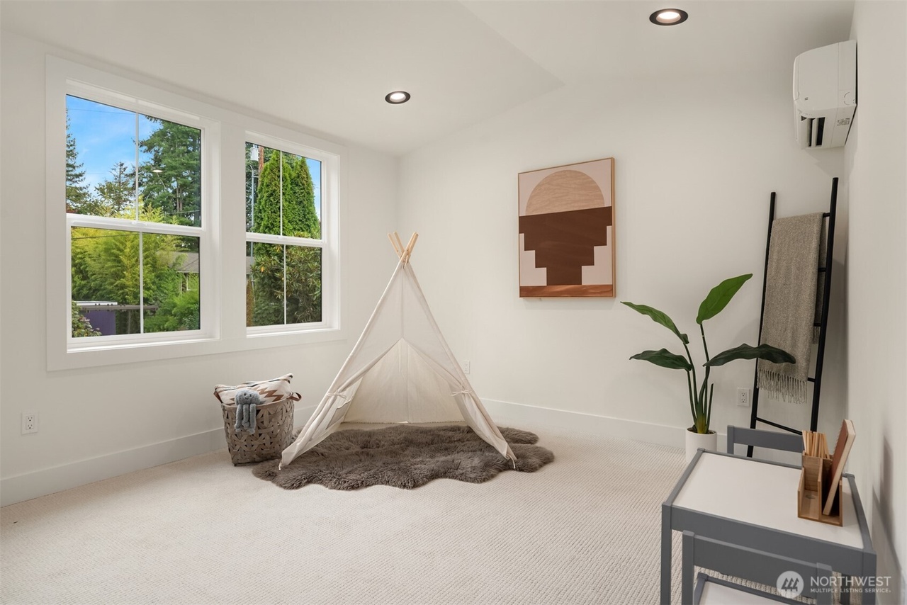 Kirkland, Washington, 98033, United States, 5 Bedrooms Bedrooms, ,4 BathroomsBathrooms,Residential,Forsale,1990717