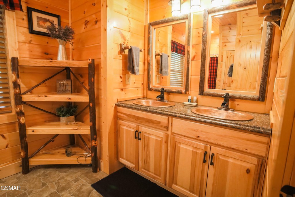 Sevierville, Tennessee, 37862, United States, 2 Bedrooms Bedrooms, ,2.5 BathroomsBathrooms,Residential,Forsale,1999461