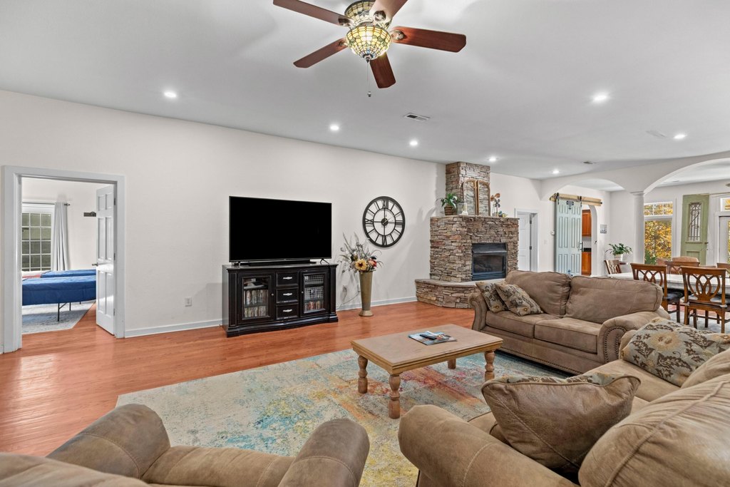 Russellville, Tennessee, 37860, United States, 5 Bedrooms Bedrooms, ,5.5 BathroomsBathrooms,Residential,Forsale,2002622