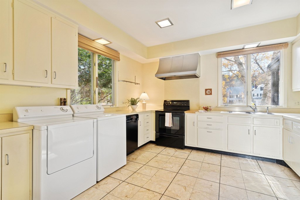 Woodstock, Vermont, 05091, United States, 2 Bedrooms Bedrooms, ,3.5 BathroomsBathrooms,Residential,Forsale,1999507