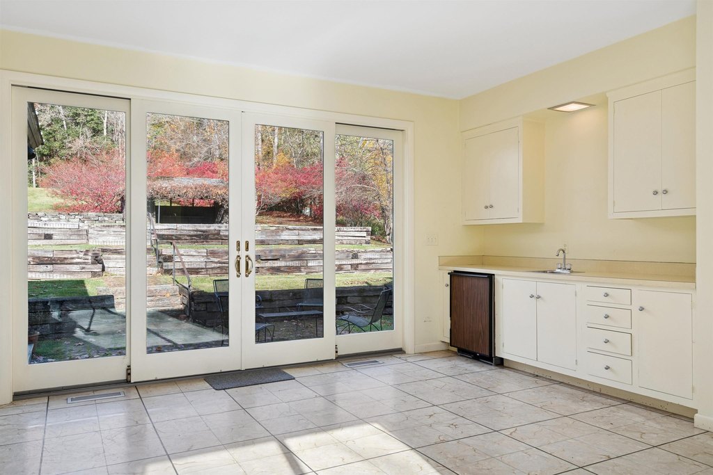 Woodstock, Vermont, 05091, United States, 2 Bedrooms Bedrooms, ,3.5 BathroomsBathrooms,Residential,Forsale,1999507