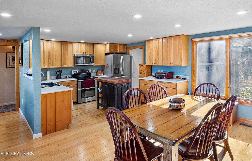 Cosby, Tennessee, 37722, United States, 2 Bedrooms Bedrooms, ,3 BathroomsBathrooms,Residential,Forsale,1999440