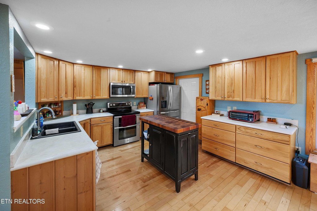 Cosby, Tennessee, 37722, United States, 2 Bedrooms Bedrooms, ,3 BathroomsBathrooms,Residential,Forsale,1999440