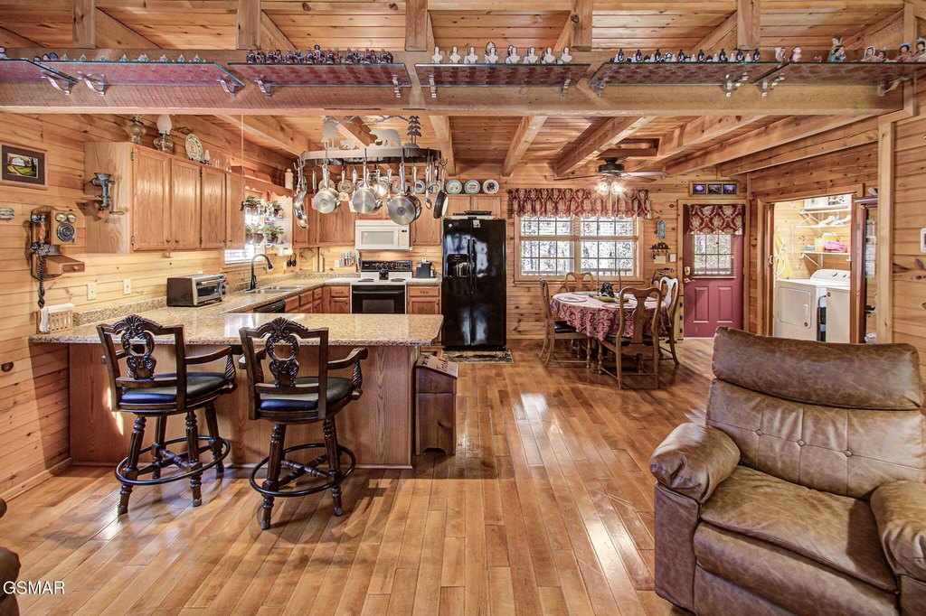 Gatlinburg, Tennessee, 37738, United States, 2 Bedrooms Bedrooms, ,2 BathroomsBathrooms,Residential,Forsale,1999455