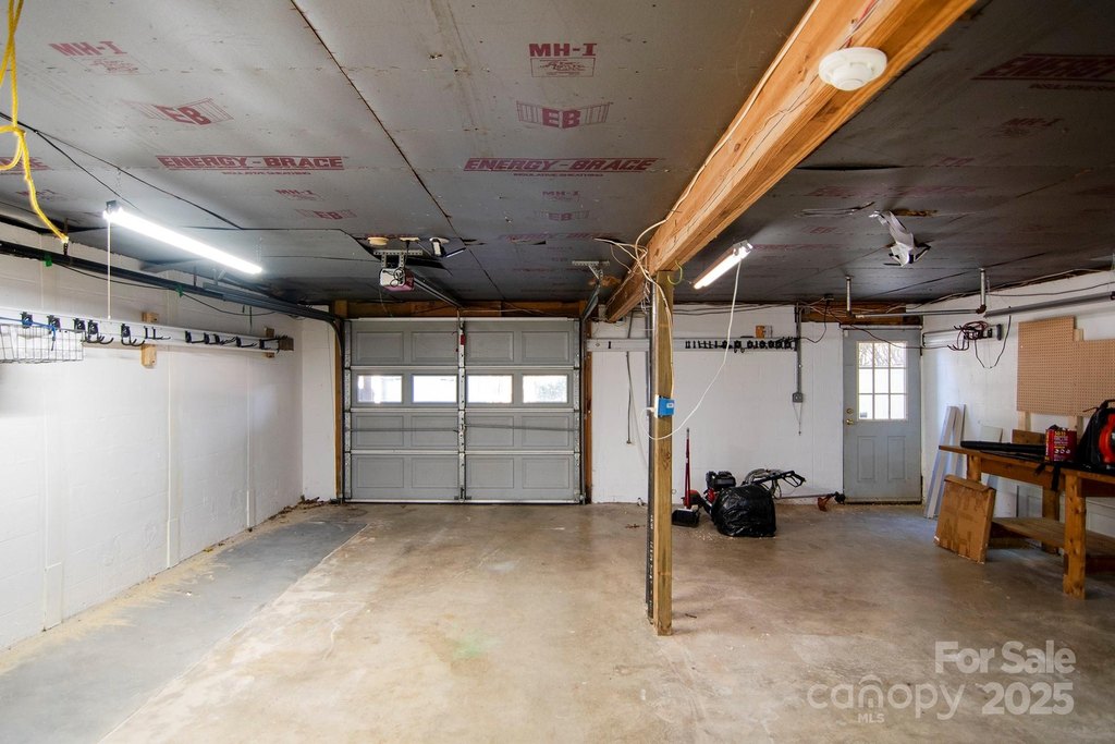 Hendersonville, North Carolina, 28792, United States, 3 Bedrooms Bedrooms, ,3 BathroomsBathrooms,Residential,Forsale,1960261