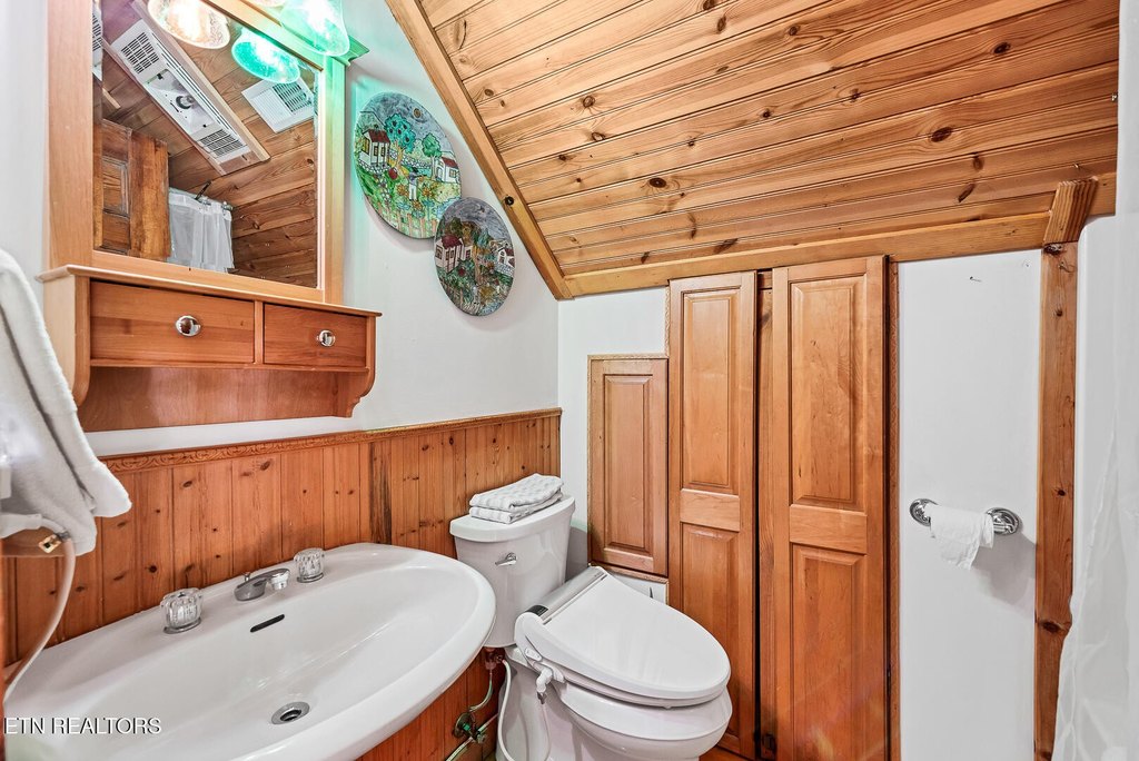 Louisville, Tennessee, 37777, United States, 2 Bedrooms Bedrooms, ,2 BathroomsBathrooms,Residential,Forsale,1893780