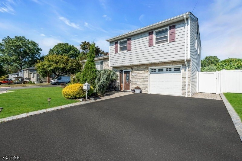 Linden City, New Jersey, 07036, United States, 3 Bedrooms Bedrooms, ,2 BathroomsBathrooms,Residential,Forsale,1994039