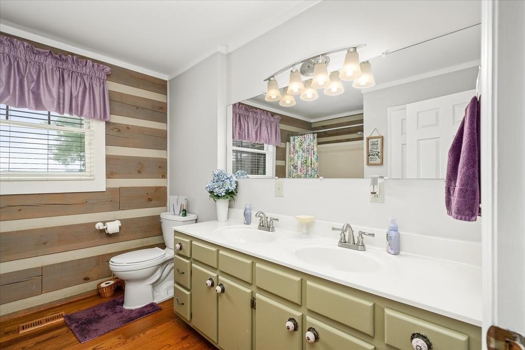 Livingston, Tennessee, 38570, United States, 5 Bedrooms Bedrooms, ,3 BathroomsBathrooms,Residential,Forsale,1968520