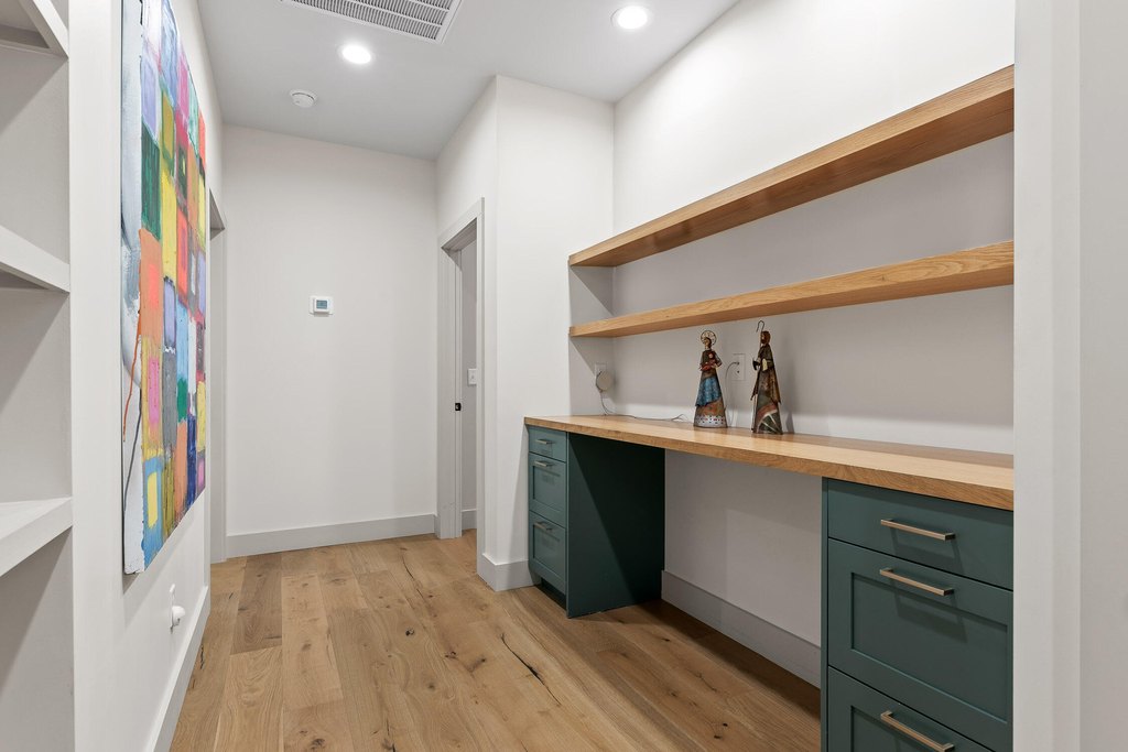 Signal Mountain, Tennessee, 37377, United States, 5 Bedrooms Bedrooms, ,5.5 BathroomsBathrooms,Residential,Forsale,1995324