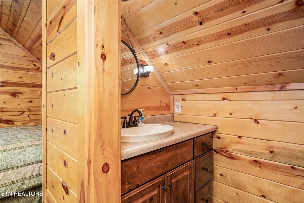 Jamestown, Tennessee, 38556, United States, 2 Bedrooms Bedrooms, ,2.5 BathroomsBathrooms,Residential,Forsale,1929822