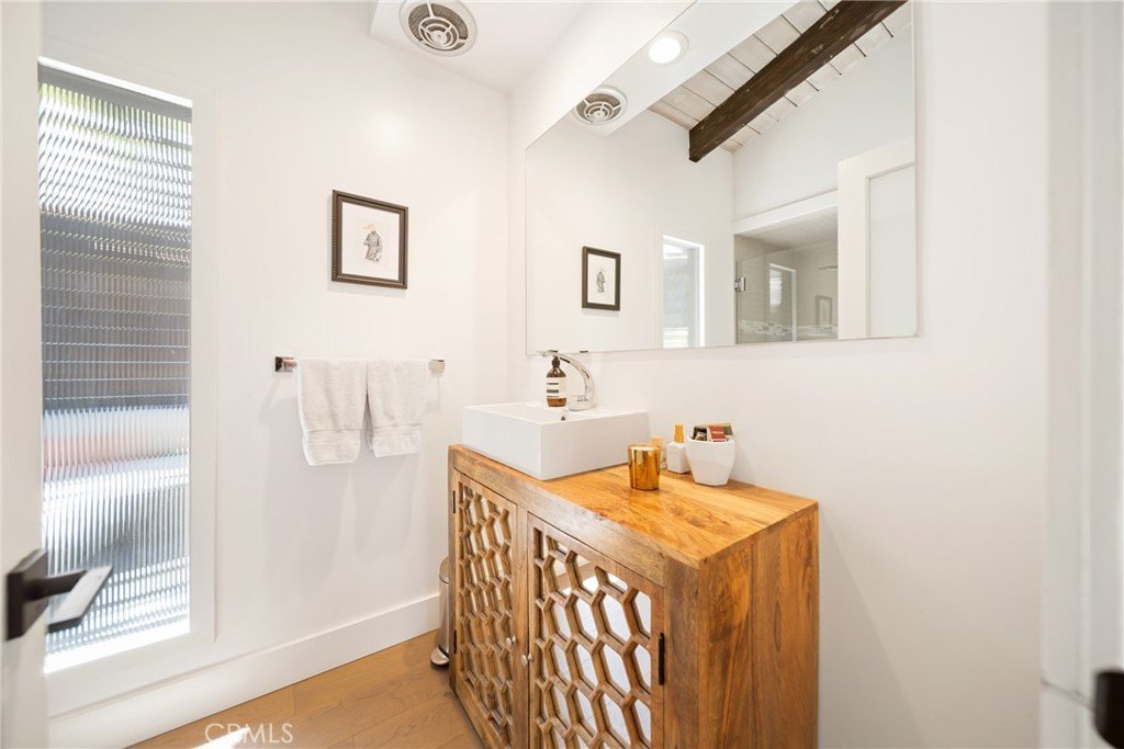 Los Angeles, California, 90046, United States, 3 Bedrooms Bedrooms, ,2 BathroomsBathrooms,Residential,Forsale,1985943