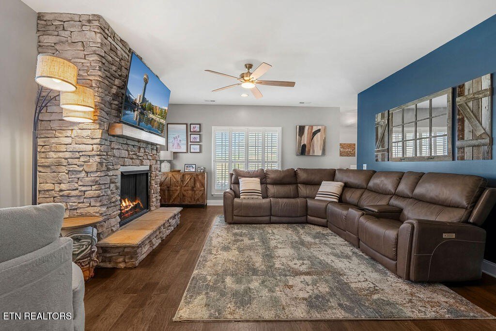 Lenoir City, Tennessee, 37771, United States, 4 Bedrooms Bedrooms, ,3.5 BathroomsBathrooms,Residential,Forsale,1973586