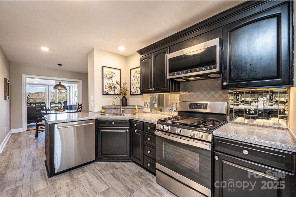 Hickory, North Carolina, 28601, United States, 3 Bedrooms Bedrooms, ,2 BathroomsBathrooms,Residential,Forsale,2014455