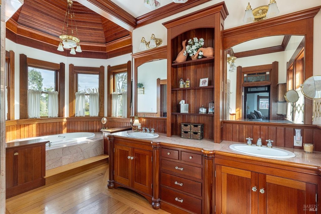 Windsor, California, 95492, United States, 5 Bedrooms Bedrooms, ,4 BathroomsBathrooms,Residential,Forsale,2004744