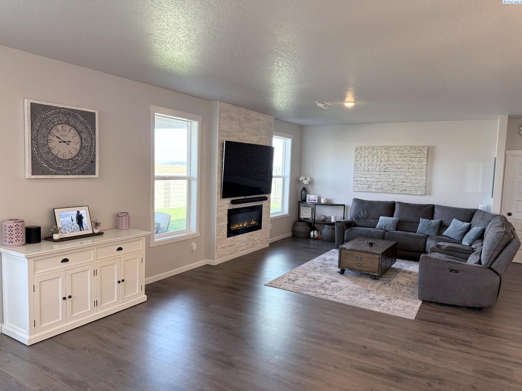 West Richland, Washington, 99353, United States, 4 Bedrooms Bedrooms, ,2 BathroomsBathrooms,Residential,Forsale,1990697