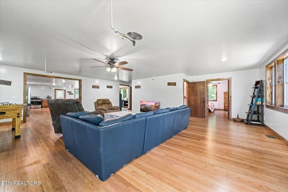 Deer Lodge, Tennessee, 37726, United States, 6 Bedrooms Bedrooms, ,2 BathroomsBathrooms,Residential,Forsale,1929820