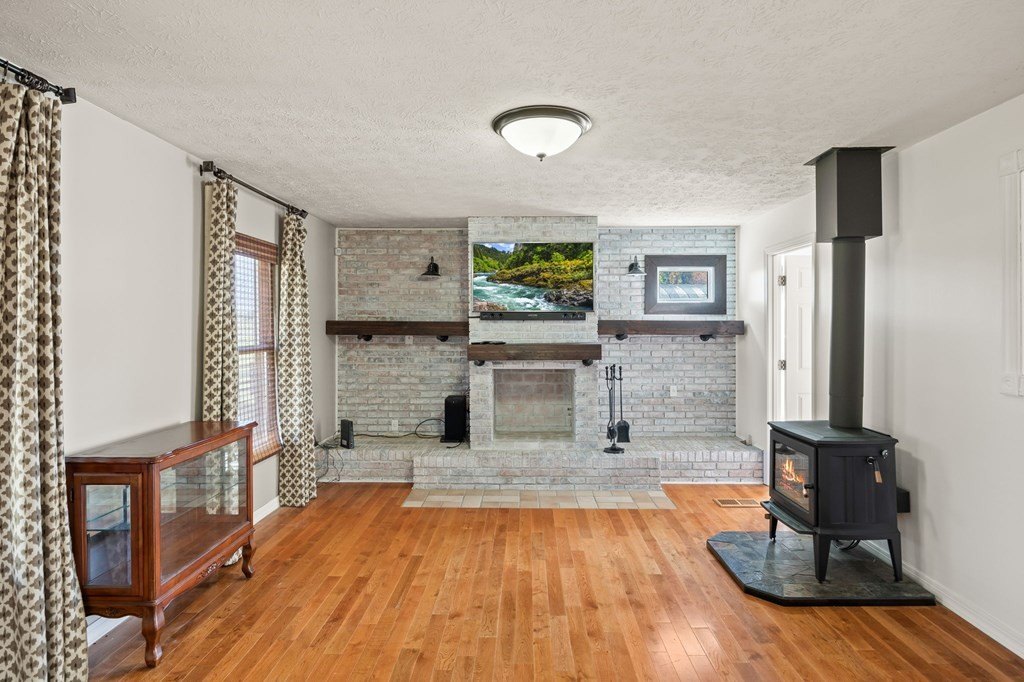 Byrdstown, Tennessee, 38549, United States, 2 Bedrooms Bedrooms, ,3 BathroomsBathrooms,Residential,Forsale,1996611