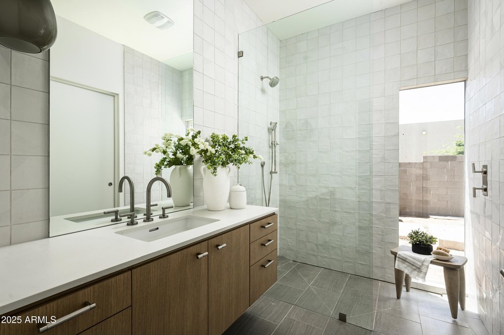 Paradise Valley, Arizona, 85253, United States, 5 Bedrooms Bedrooms, ,6 BathroomsBathrooms,Residential,Forsale,2000265