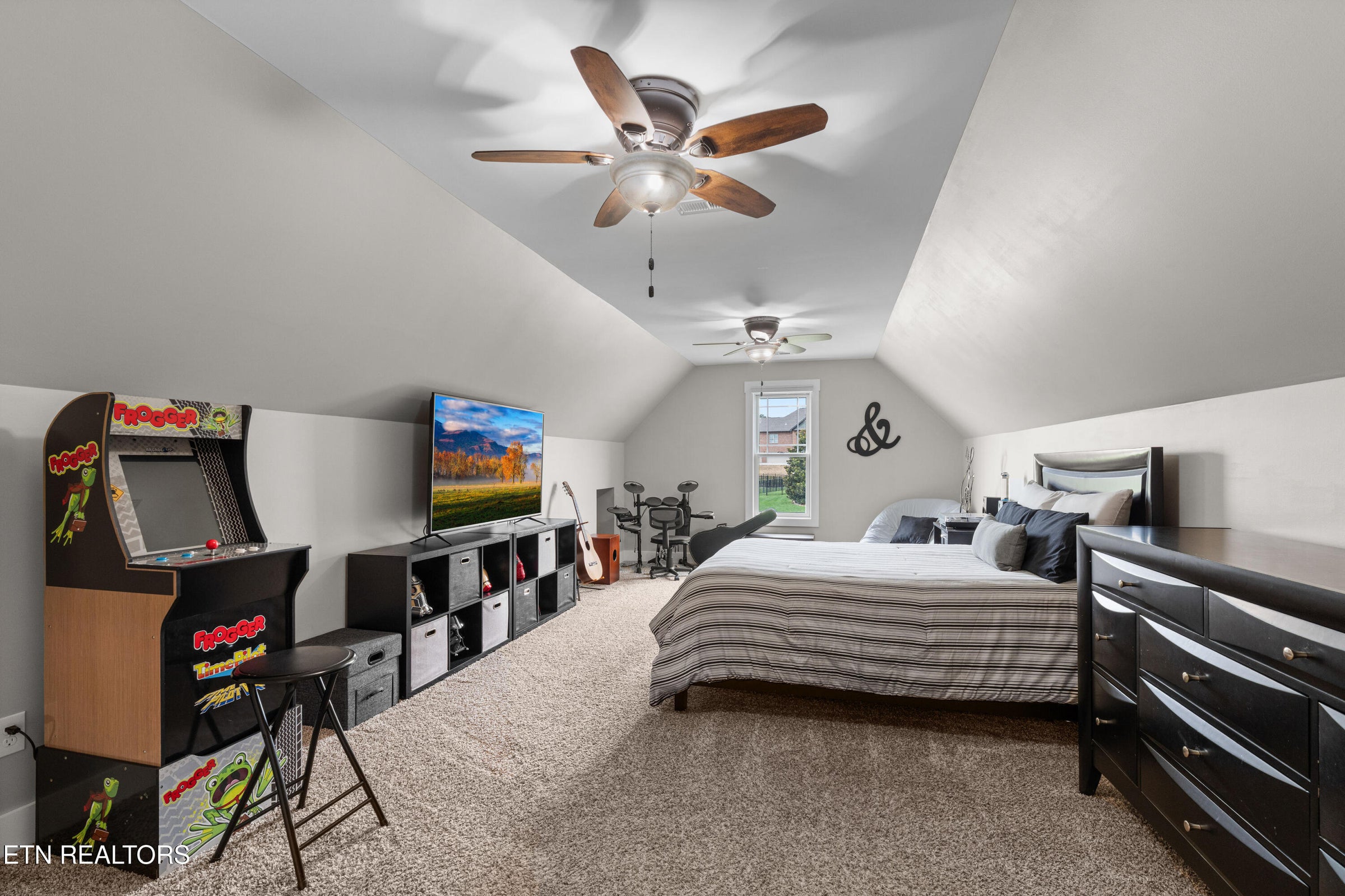 Maryville, Tennessee, 37804, United States, 4 Bedrooms Bedrooms, ,2 BathroomsBathrooms,Residential,Forsale,1973599