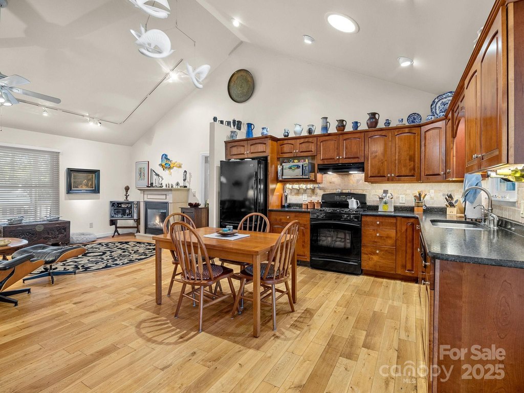 Landrum, South Carolina, 29356, United States, 2 Bedrooms Bedrooms, ,2.5 BathroomsBathrooms,Residential,Forsale,2004298