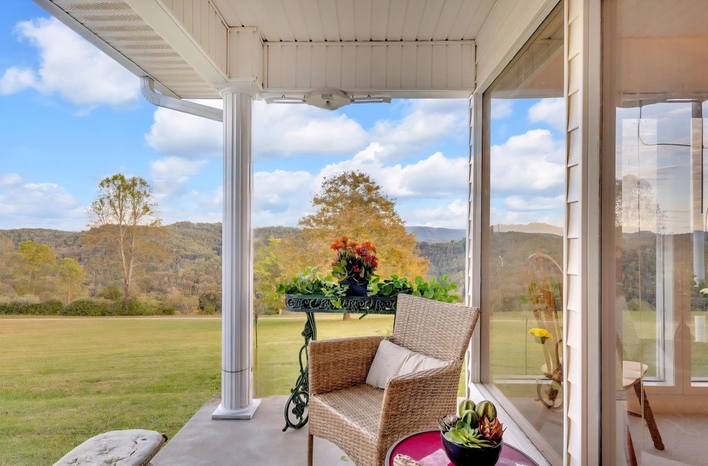 Sneedville, Tennessee, 37869, United States, 4 Bedrooms Bedrooms, ,3 BathroomsBathrooms,Residential,Forsale,1988736