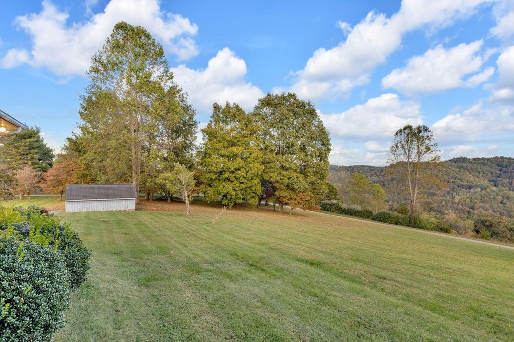 Sneedville, Tennessee, 37869, United States, 4 Bedrooms Bedrooms, ,3 BathroomsBathrooms,Residential,Forsale,1988736