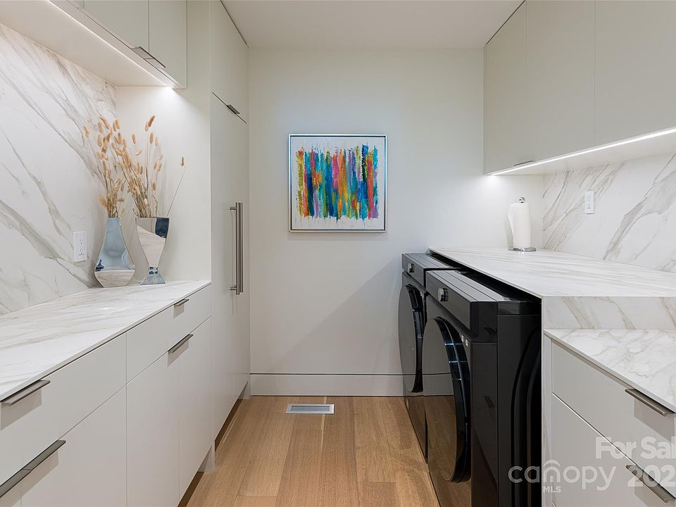 Asheville, North Carolina, 28804, United States, 4 Bedrooms Bedrooms, ,3 BathroomsBathrooms,Residential,Forsale,1986014