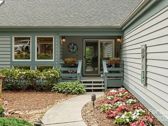 Flat Rock, North Carolina, 28731, United States, 3 Bedrooms Bedrooms, ,3 BathroomsBathrooms,Residential,Forsale,1985999