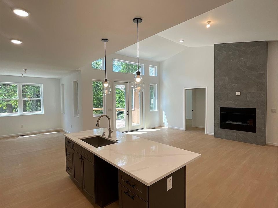 Flat Rock, North Carolina, 28731, United States, 3 Bedrooms Bedrooms, ,2 BathroomsBathrooms,Residential,Forsale,1985997