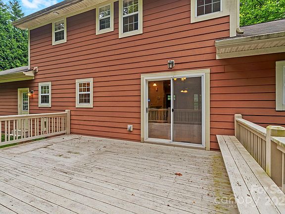 Hendersonville, North Carolina, 28739, United States, 3 Bedrooms Bedrooms, ,3 BathroomsBathrooms,Residential,Forsale,1986001