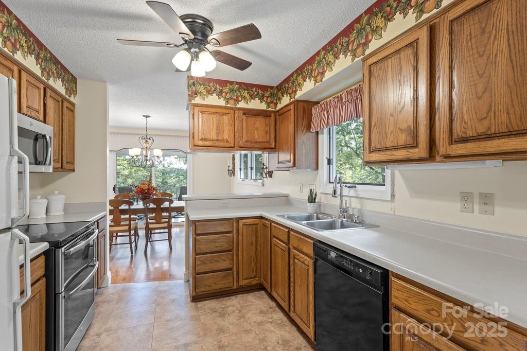 Flat Rock, North Carolina, 28731, United States, 4 Bedrooms Bedrooms, ,4 BathroomsBathrooms,Residential,Forsale,1985994