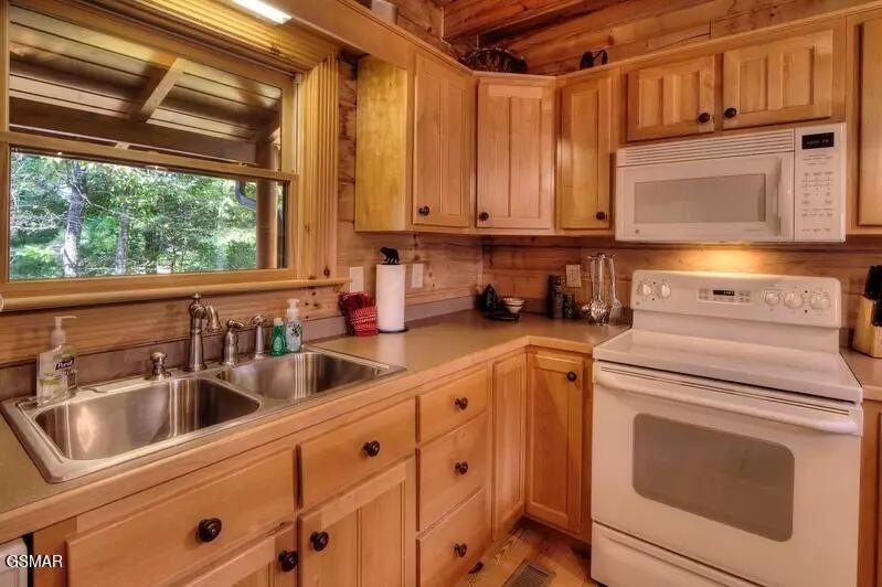 Sevierville, Tennessee, 37862, United States, 3 Bedrooms Bedrooms, ,2 BathroomsBathrooms,Residential,Forsale,1999446