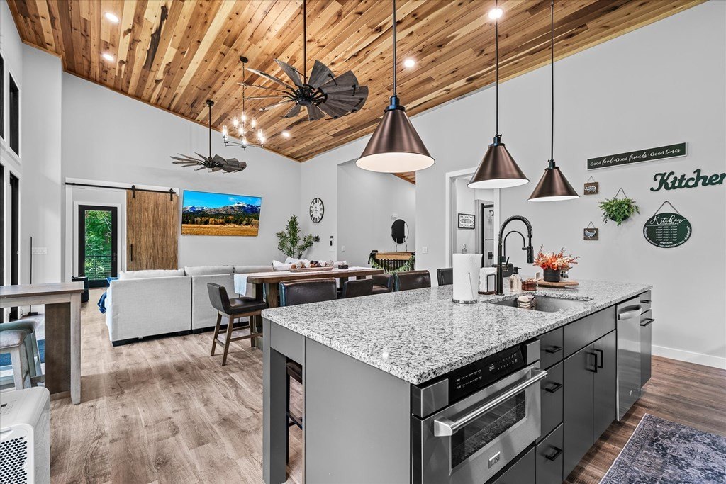 Byrdstown, Tennessee, 38549, United States, 3 Bedrooms Bedrooms, ,4 BathroomsBathrooms,Residential,Forsale,1929851