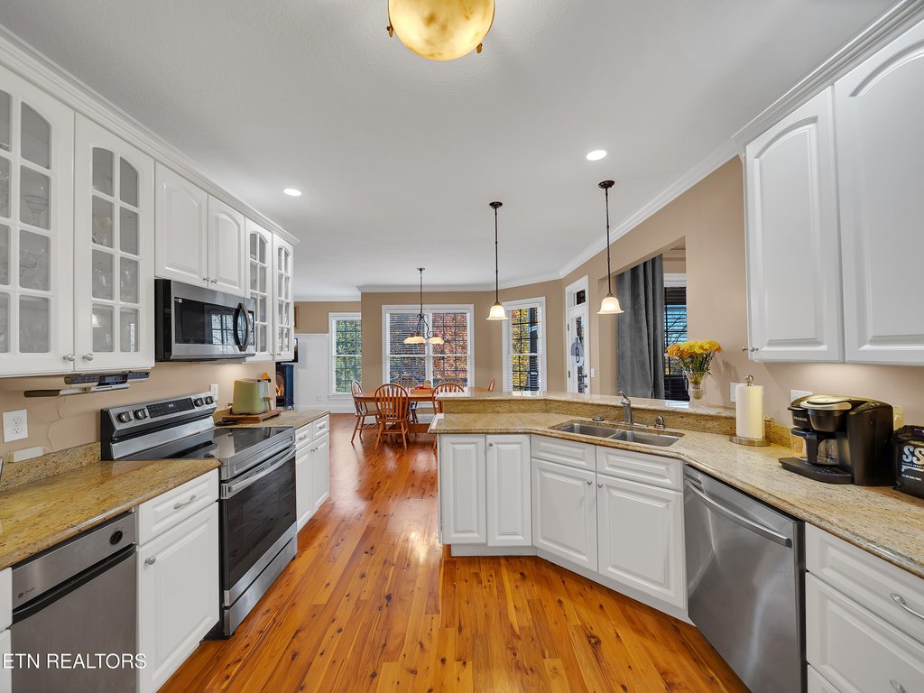 Lenoir City, Tennessee, 37772, United States, 5 Bedrooms Bedrooms, ,4.5 BathroomsBathrooms,Residential,Forsale,1999466