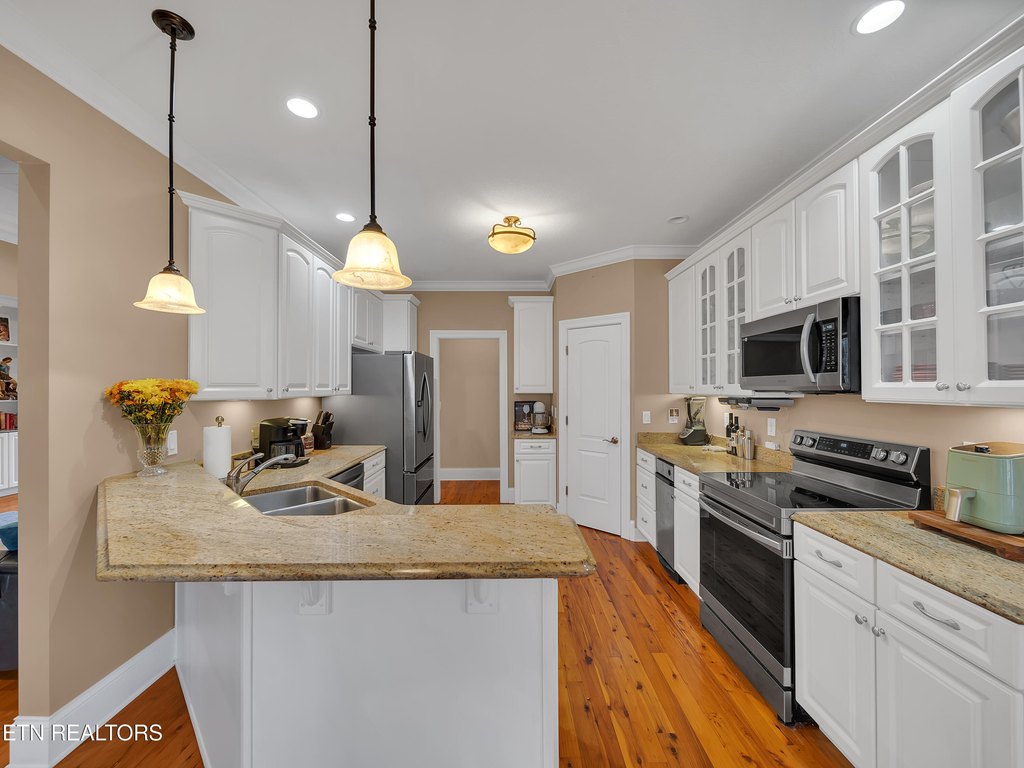 Lenoir City, Tennessee, 37772, United States, 5 Bedrooms Bedrooms, ,4.5 BathroomsBathrooms,Residential,Forsale,1999466