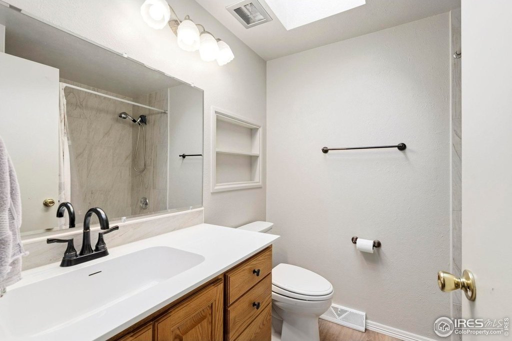 Loveland, Colorado, 80538, United States, 5 Bedrooms Bedrooms, ,2 BathroomsBathrooms,Residential,Forsale,2004289