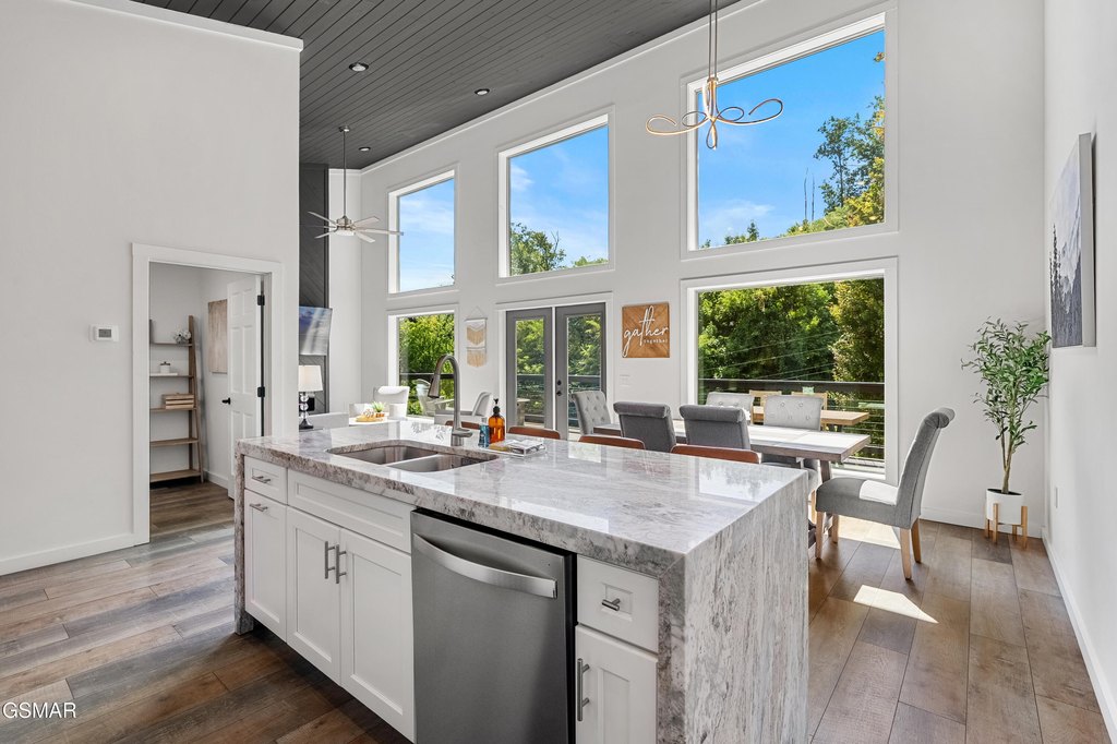 Gatlinburg, Tennessee, 37738, United States, 1 Bedroom Bedrooms, ,2 BathroomsBathrooms,Residential,Forsale,1999465