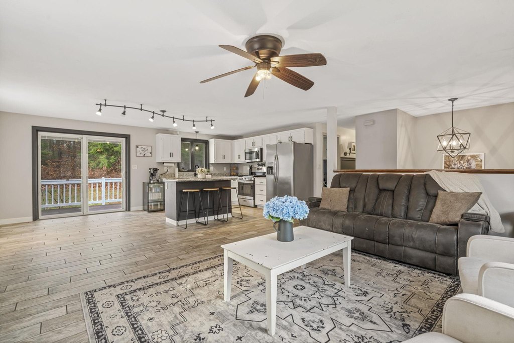 Epping, New Hampshire, 03042, United States, 4 Bedrooms Bedrooms, ,2 BathroomsBathrooms,Residential,Forsale,2004719