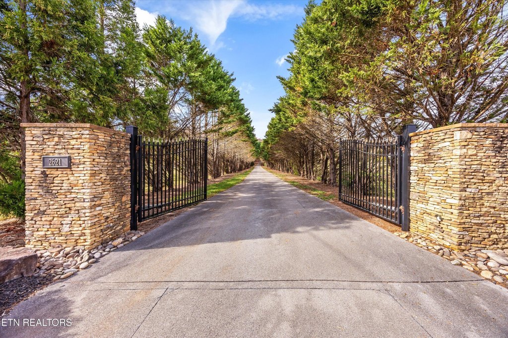 Maryville, Tennessee, 37803, United States, 5 Bedrooms Bedrooms, ,5.5 BathroomsBathrooms,Residential,Forsale,1999469