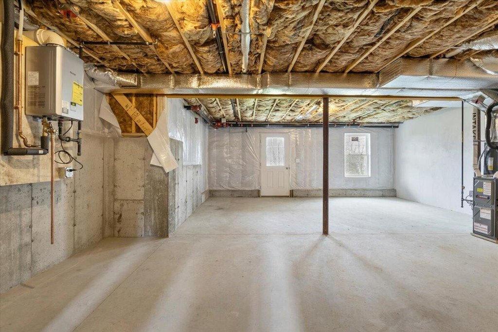 Kittery, Maine, 03904, United States, 2 Bedrooms Bedrooms, ,2 BathroomsBathrooms,Residential,Forsale,1952886