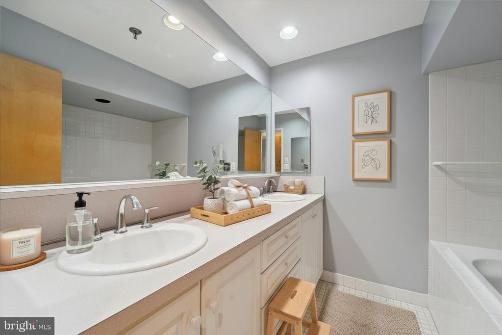 PHILADELPHIA, Pennsylvania, 19106, United States, 2 Bedrooms Bedrooms, ,2.5 BathroomsBathrooms,Residential,Forsale,2004202