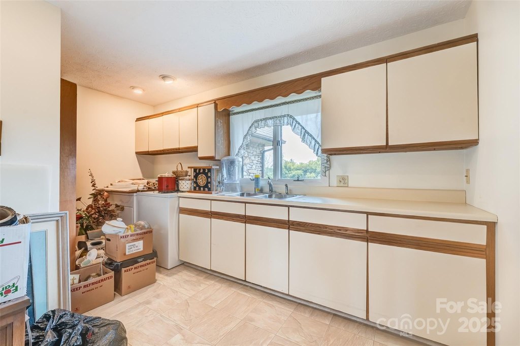 Asheville, North Carolina, 28806, United States, 4 Bedrooms Bedrooms, ,6.5 BathroomsBathrooms,Residential,Forsale,2011987