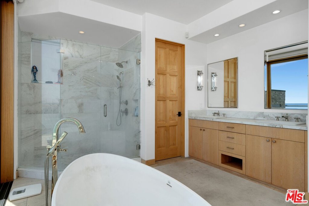 Malibu, California, 90265, United States, 3 Bedrooms Bedrooms, ,3 BathroomsBathrooms,Residential,Forsale,2009630