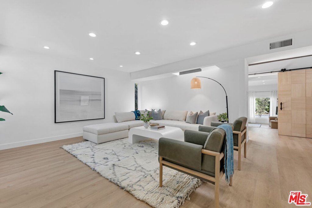 Los Angeles, California, 90049, United States, 5 Bedrooms Bedrooms, ,4 BathroomsBathrooms,Residential,Forsale,1985953