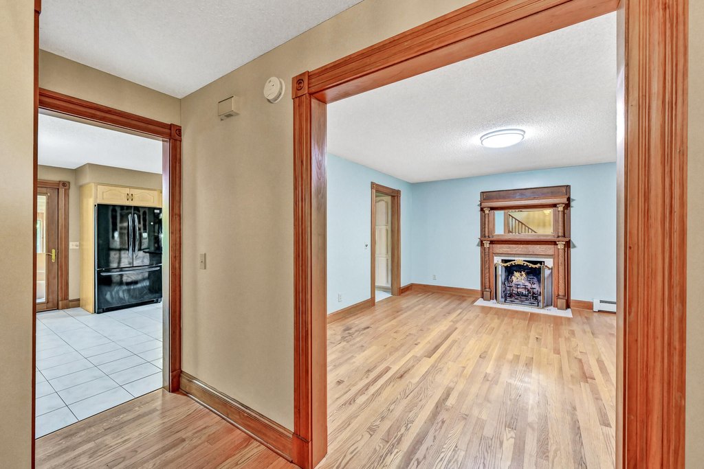 Wayne, Maine, 04284, United States, 4 Bedrooms Bedrooms, ,3 BathroomsBathrooms,Residential,Forsale,2004722