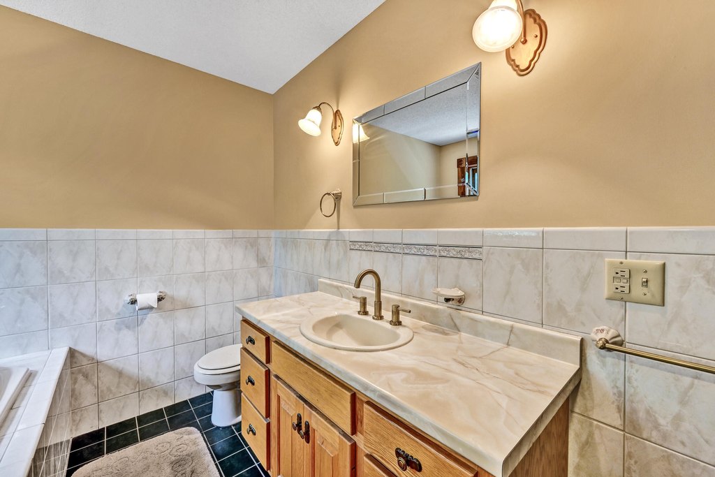 Wayne, Maine, 04284, United States, 4 Bedrooms Bedrooms, ,3 BathroomsBathrooms,Residential,Forsale,2004722