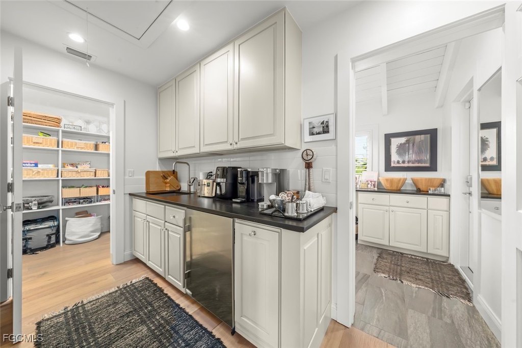 Sanibel, Florida, 33957, United States, 5 Bedrooms Bedrooms, ,4.5 BathroomsBathrooms,Residential,Forsale,2004795