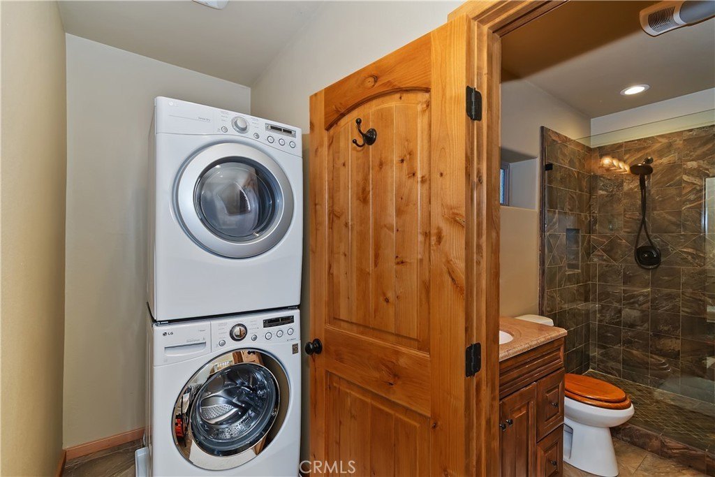 Lake Arrowhead, California, 92352, United States, 4 Bedrooms Bedrooms, ,4 BathroomsBathrooms,Residential,Forsale,2004864