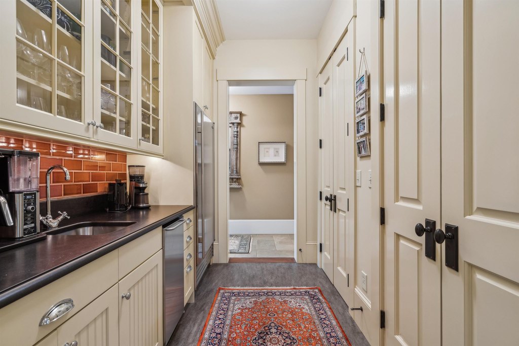 Barnard, Vermont, 05031, United States, 7 Bedrooms Bedrooms, ,7.5 BathroomsBathrooms,Residential,Forsale,1999505